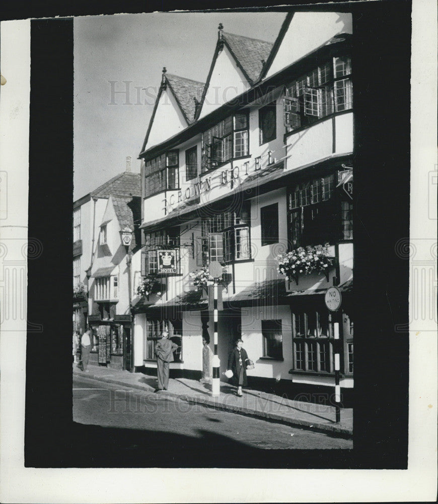 1964 Press Photo Modern Homes in Great Britian with 15th Century Look - Historic Images