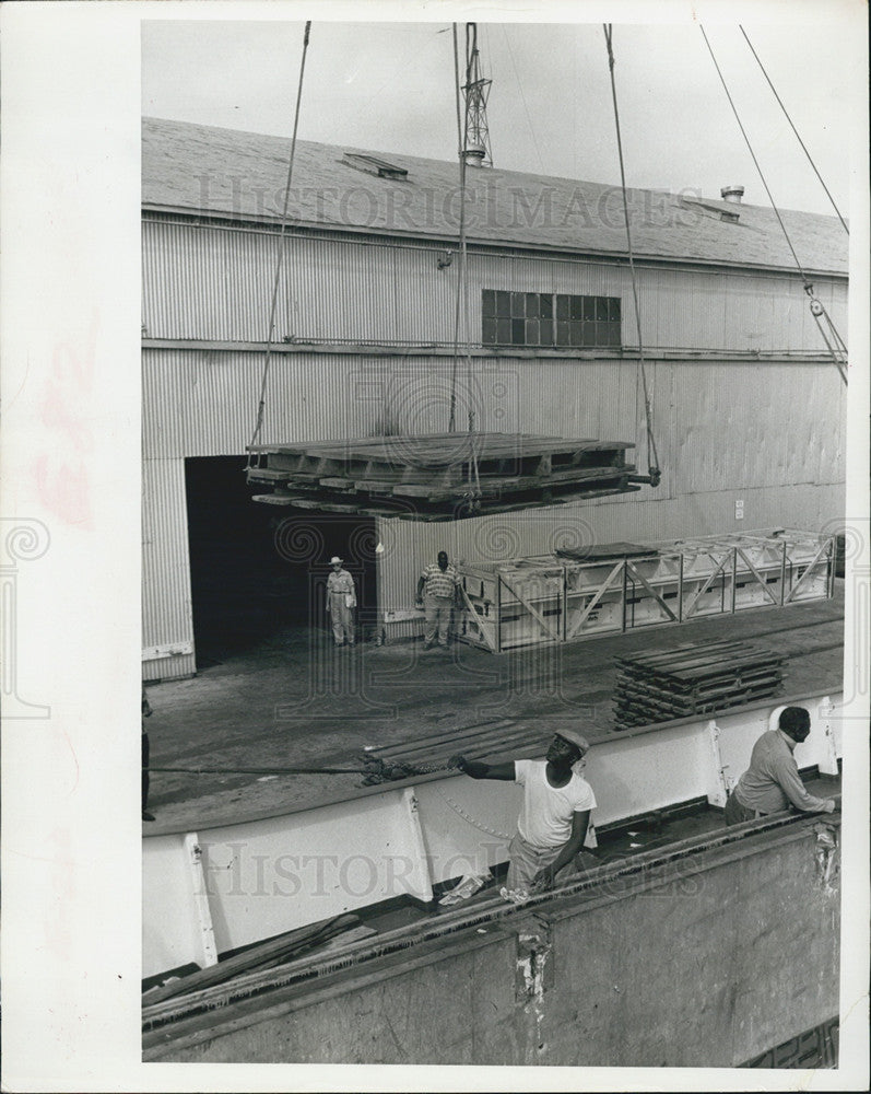 1966 Press Photo One of many boats getting unloaded at Tampa waterfront - Historic Images