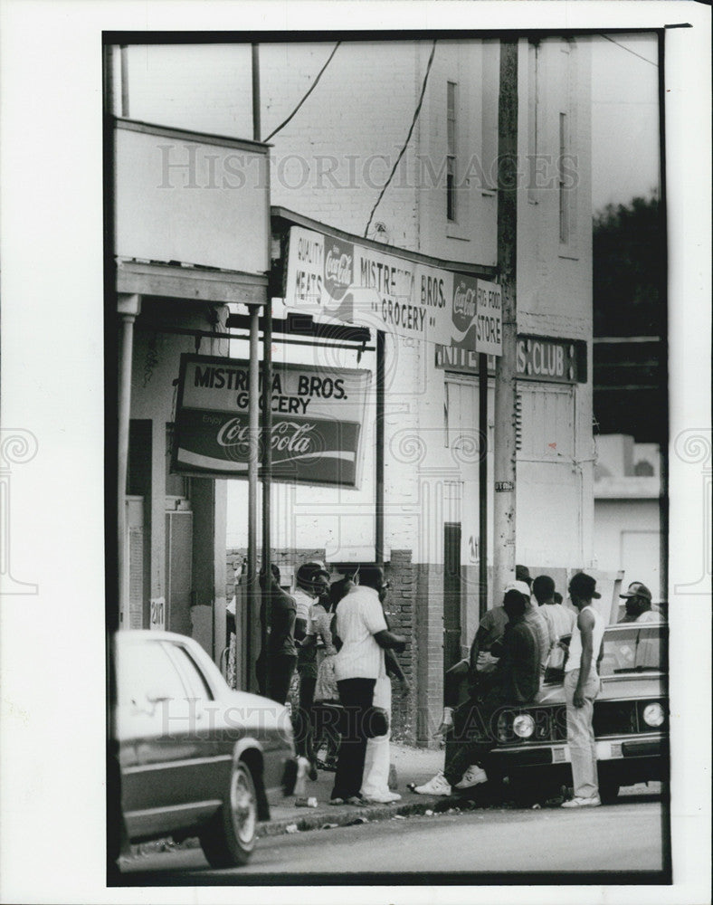 1990 Press Photo Crowd gathers outside Mistretta Bros Grocery in West Tampa - Historic Images