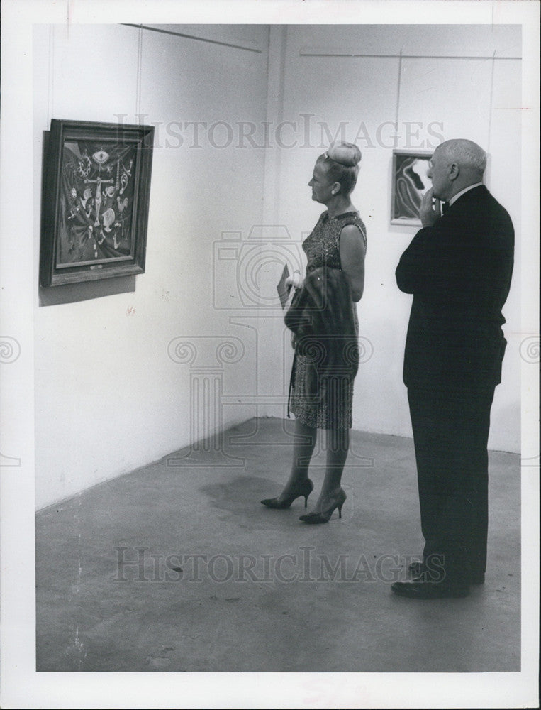 1965 Press Photo Mrs Walter Boden James Samson Tampa Art Institute Exhibit - Historic Images