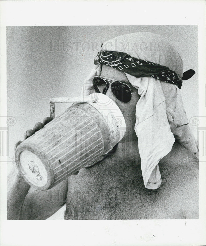 1985 Press Photo Patrick Hurley Cooling Off  Heat Wave in Tampa - Historic Images