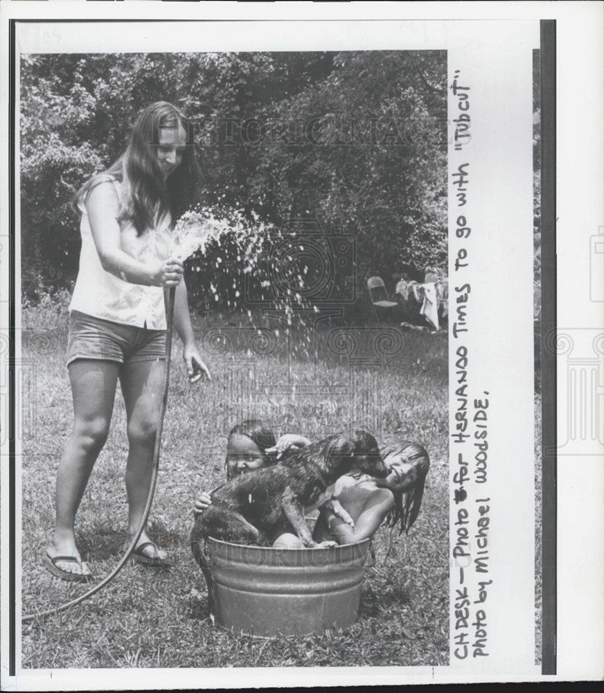 1981 Press Photo Mora Claflin tries to cool off daughters and dog from heat - Historic Images