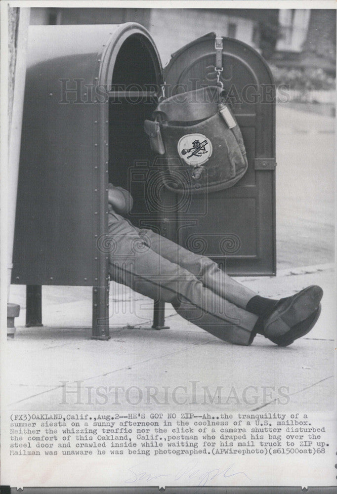 1968 Press Photo California Postman crawled inside mailbox - Historic Images