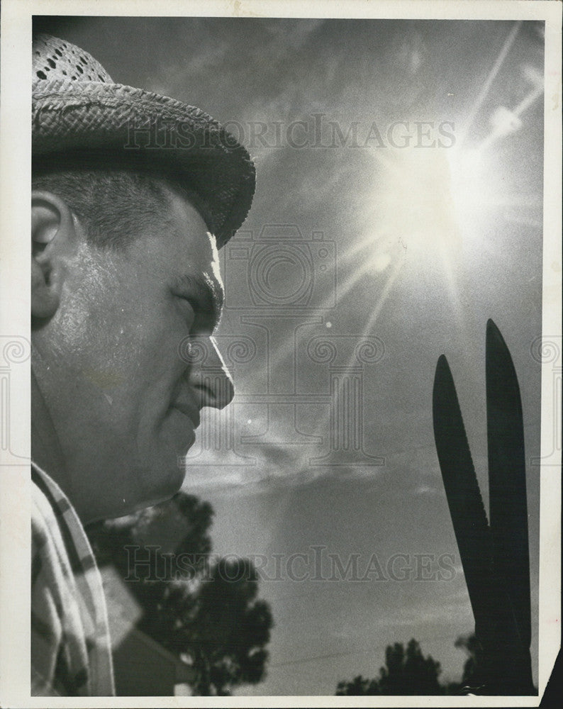 1968 Press Photo Jerry Cooper takes break while sodding a lawn - Historic Images