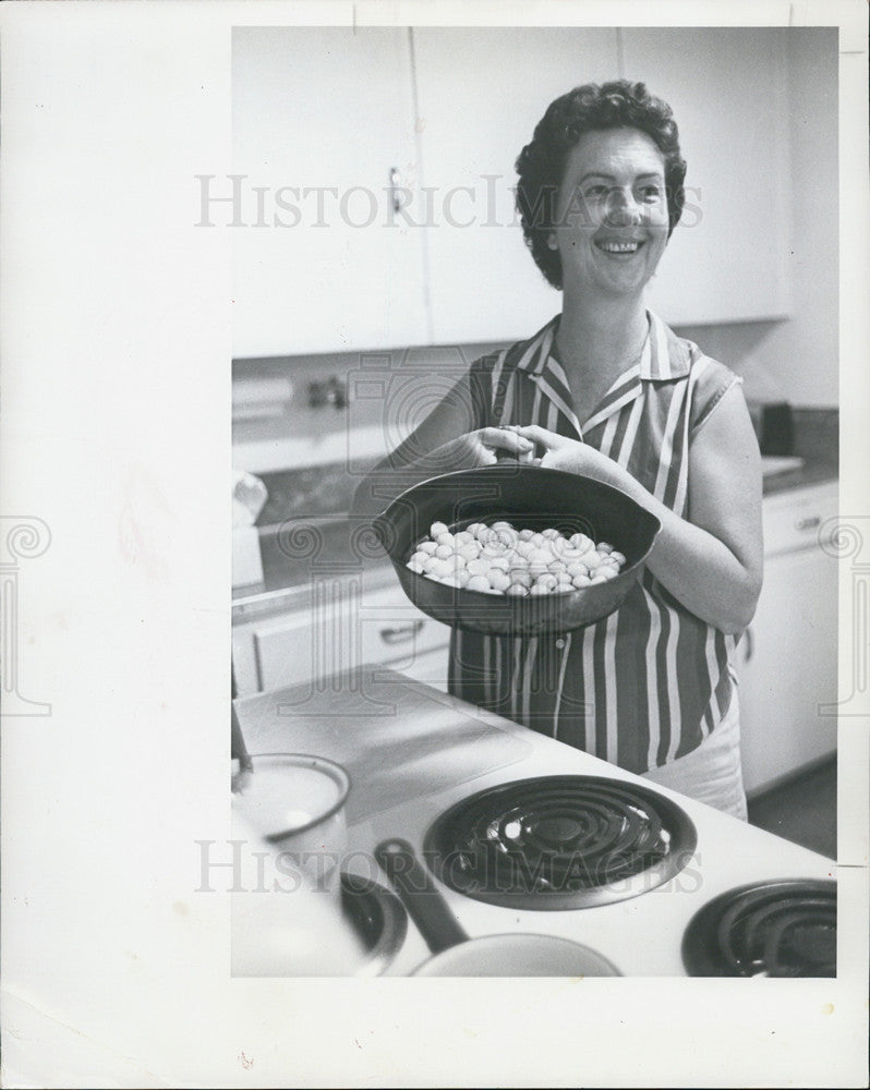 1963 Press Photo Mrs. Louie Crawford, &quot;Hail in frying pan&quot; - Historic Images