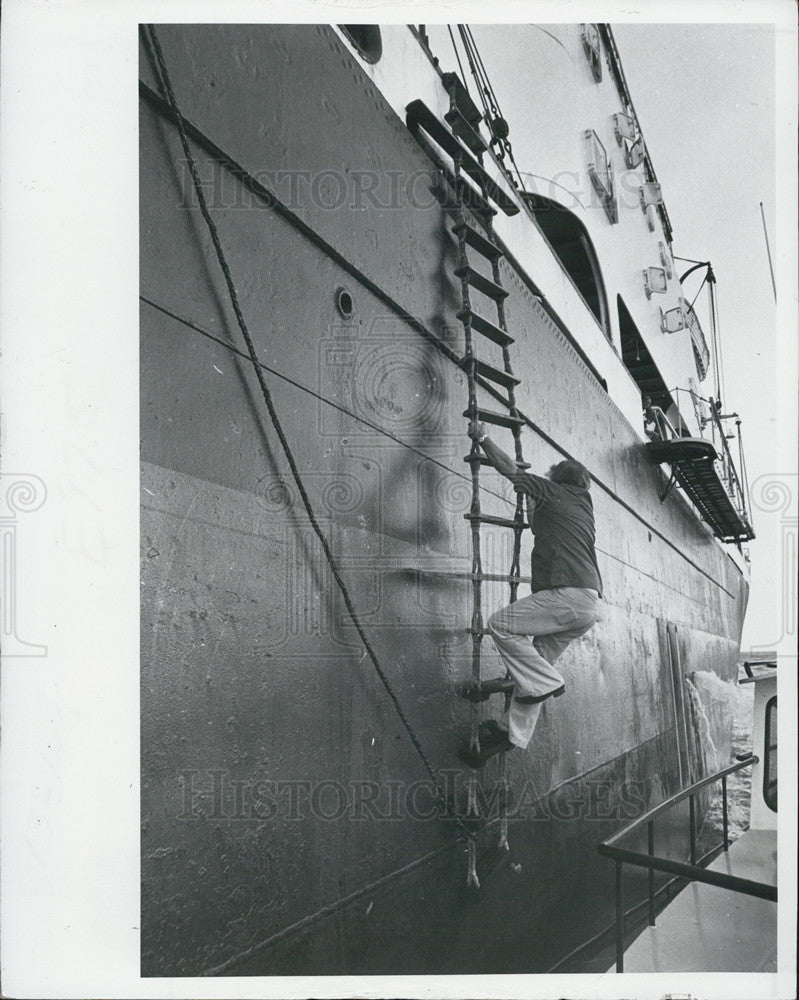 1979 Press Photo Capt S Theotakas boarding his ship in Port of Tampa - Historic Images