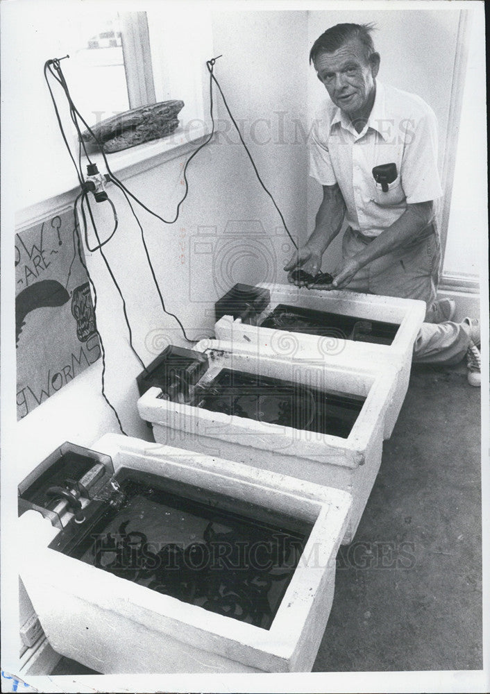 1983 Press Photo Robert Painter displays his stock in trade,lugworms - Historic Images