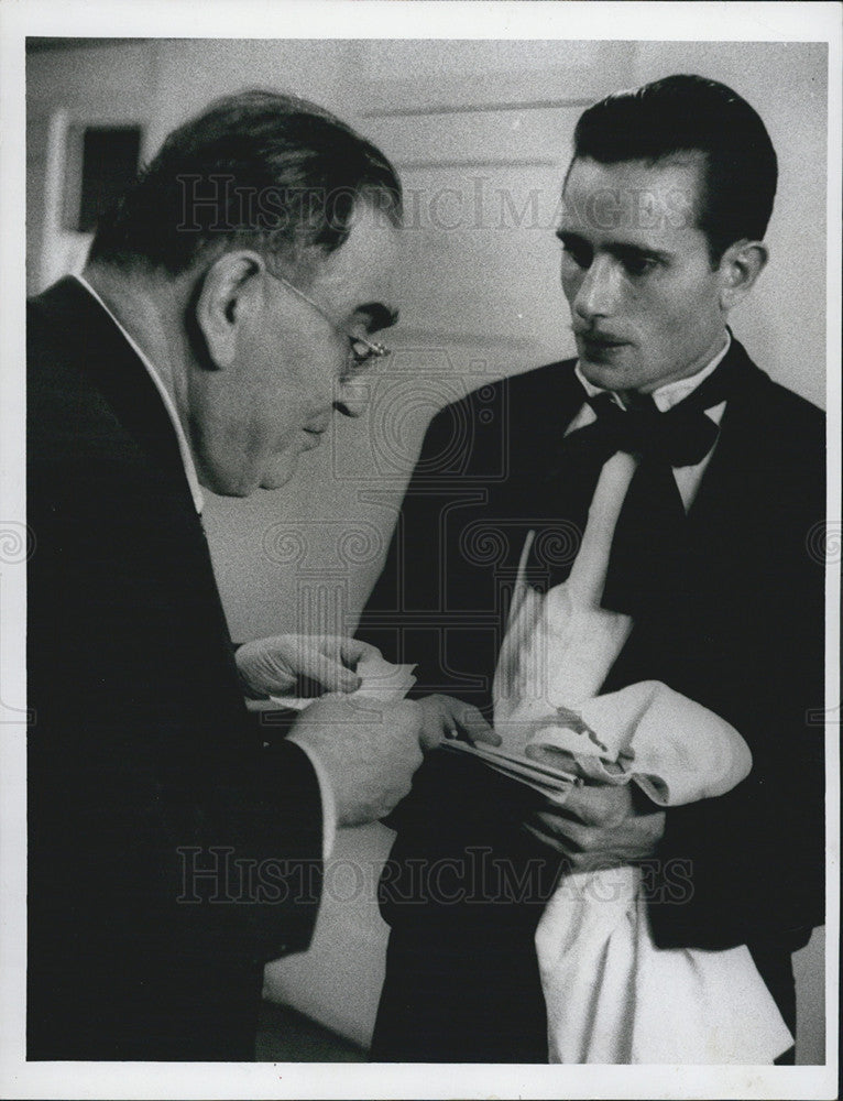 1955 Press Photo Aduardo Battente Stage Manager And Father Of Franco Battnete - Historic Images