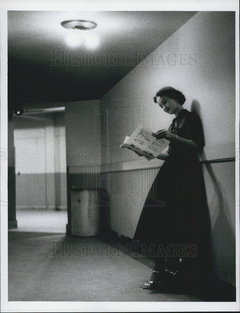 1955 Press Photo Usher Barbara Rentz Reads Program At Tampa Grand Opera - Historic Images