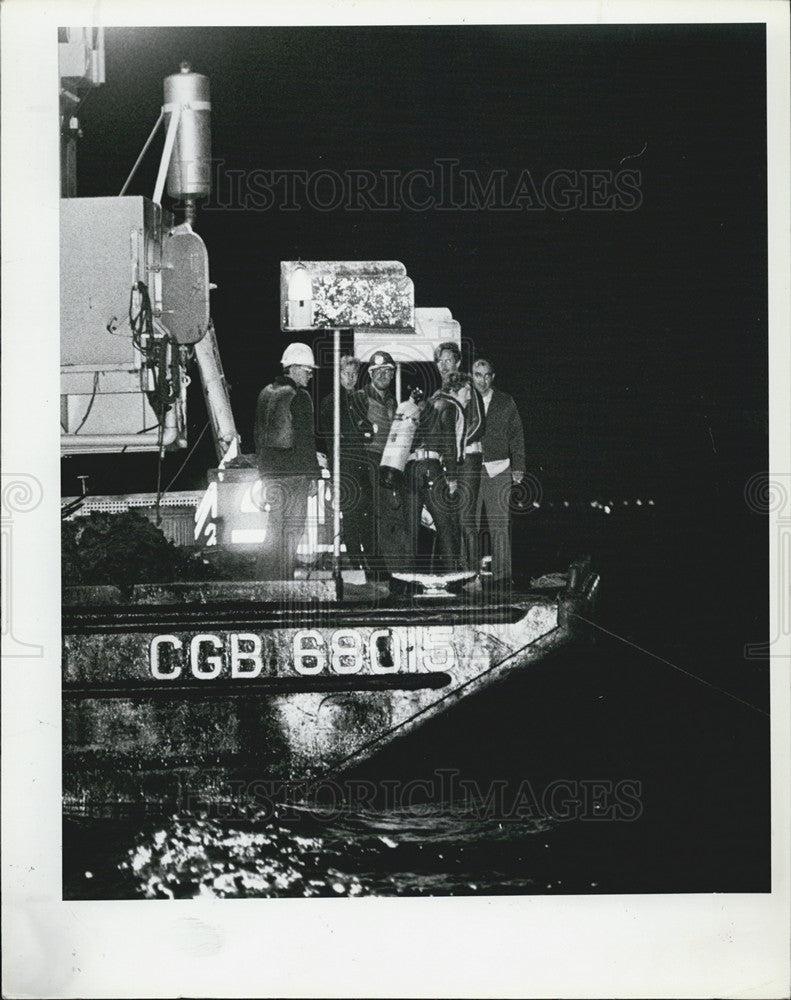 1980 Press Photo Divers, Barge, Sunken Coast Guard Vessel - Historic Images