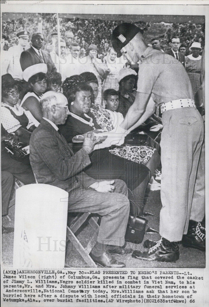 1966 Press Photo lt. james Wilson presents flag that covered casket of Jimmy l. - Historic Images