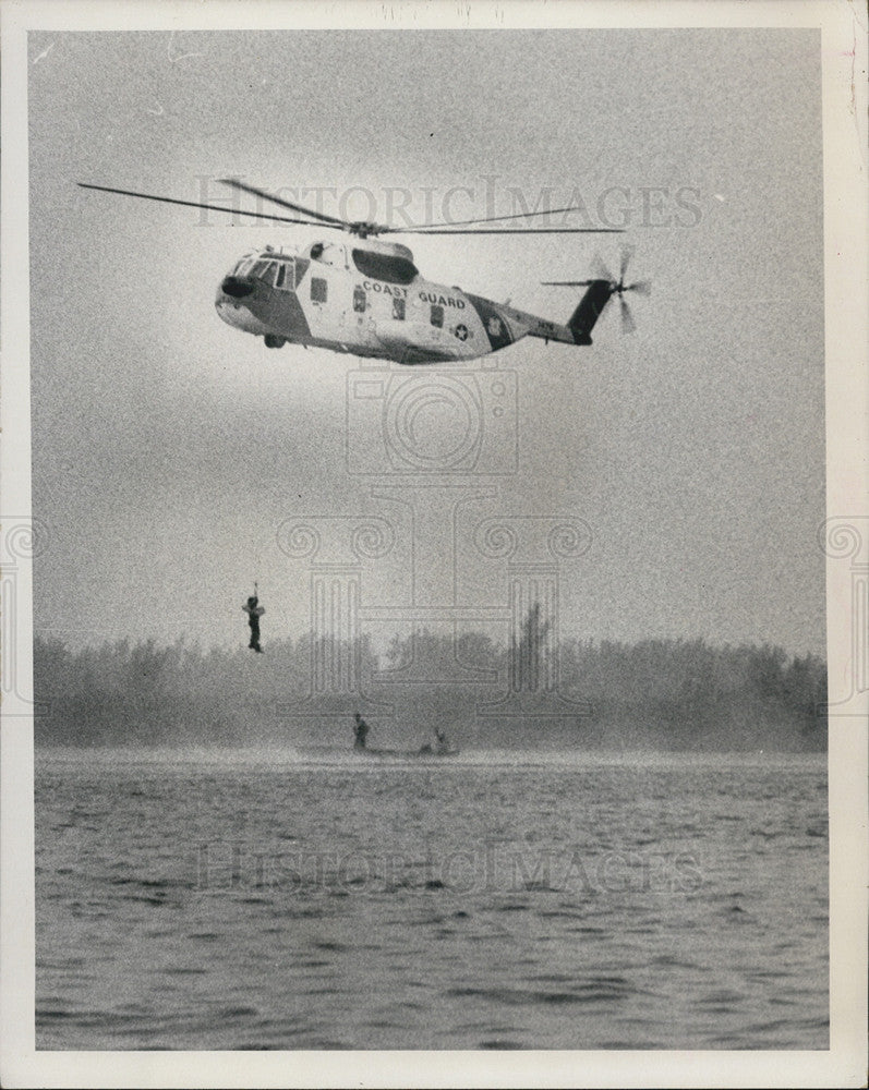 1972 Press Photo MacDill Helicopter Lifts Downed Pilot Safety Sarasota Bay - Historic Images