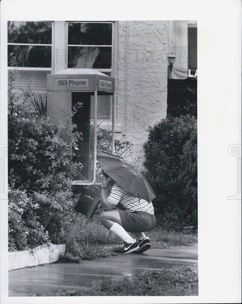 1982 Press Photo Calling from Unsheltered Phone Booth - Historic Images