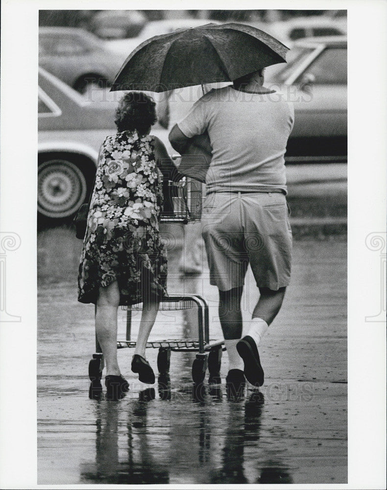 1982 Press Photo Winn Dixie Patrons, Umbrella, Rain - Historic Images