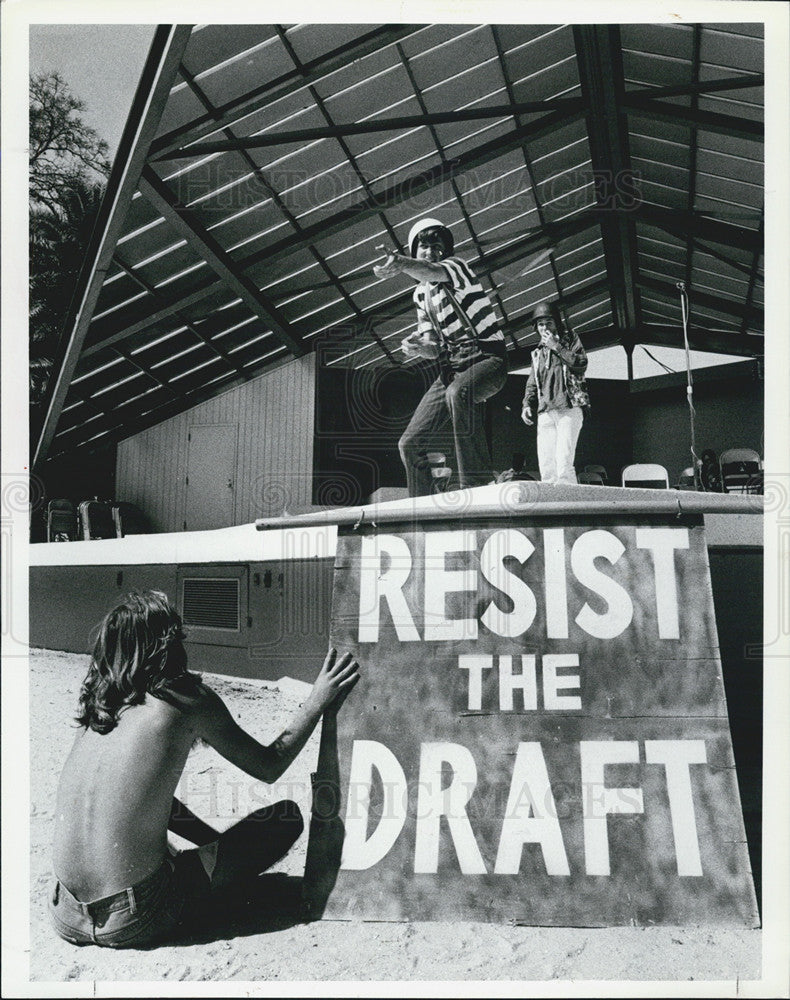 1980 Press Photo Draft Protestors Williams Florida - Historic Images