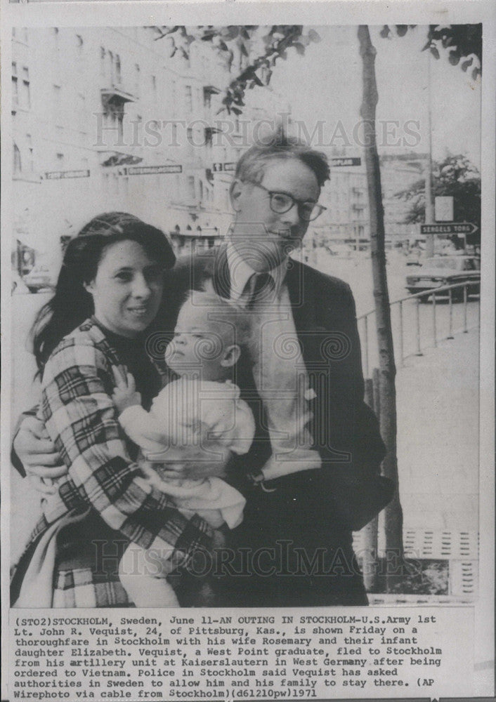 1971 Press Photo Lieutenant John R. Vequist Rosemary Elizabeth Wife Daughter - Historic Images