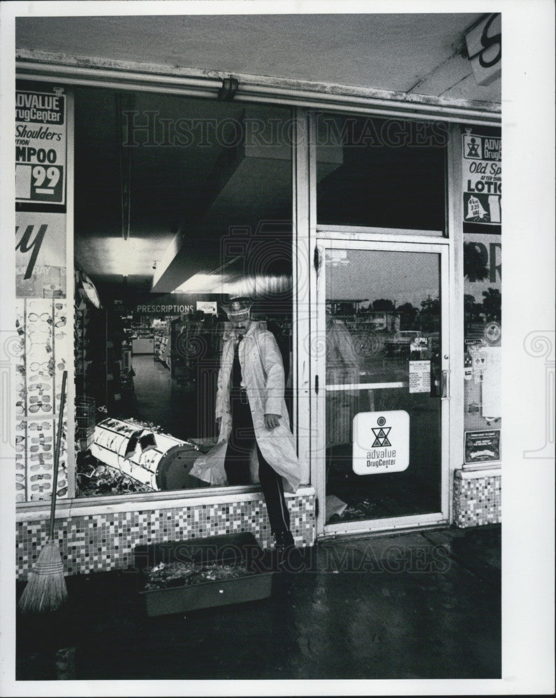 1978 Press Photo Policeman Skyward Drugs Bad Weather Tampa Bay Florida - Historic Images