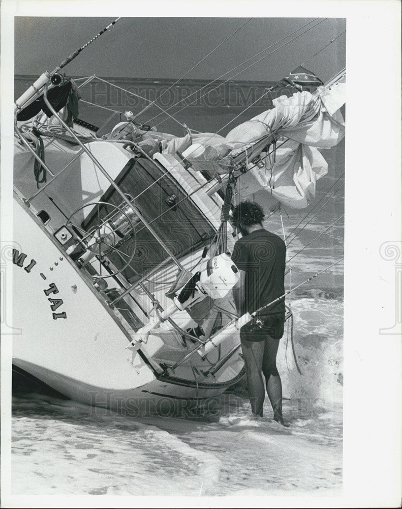 1979 Press Photo Wayne Hearin Boat Washed Ashore Sunset Beach North Carolina - Historic Images
