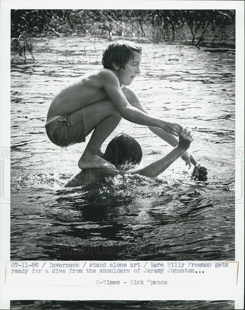 1986 Press Photo Hot Weather Citrus Times Watering Hole Children - Historic Images