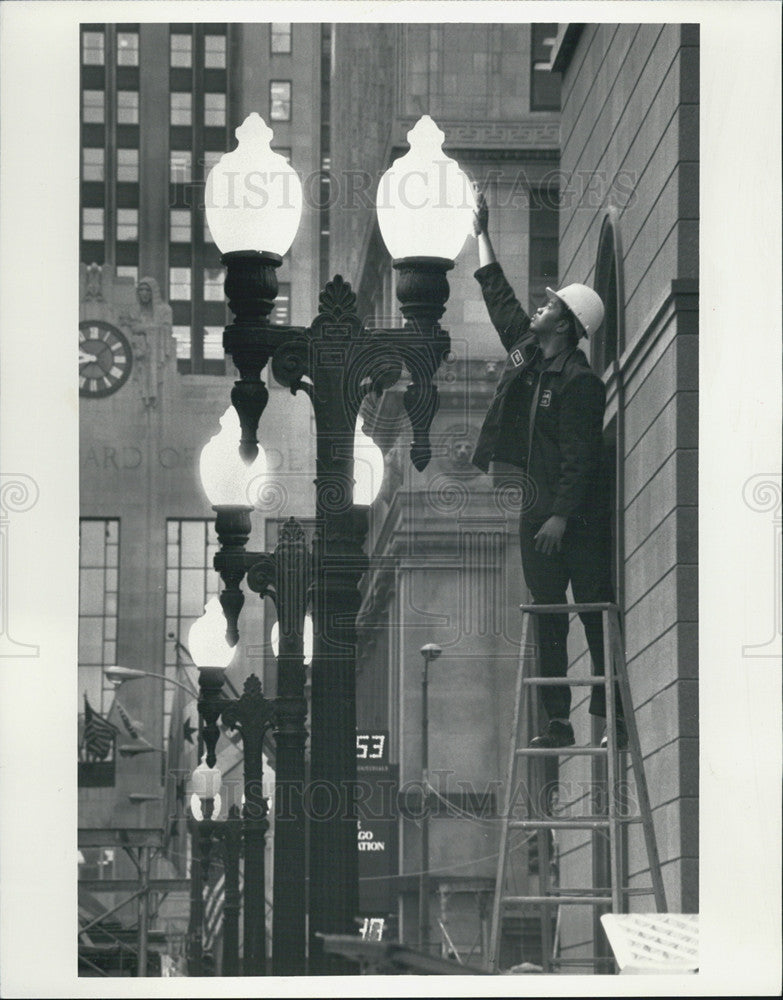 1986 Press Photo Vintage Street Lamps Chicago - Historic Images