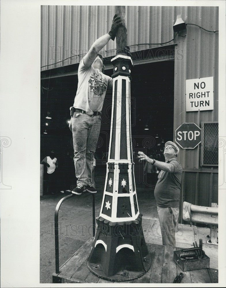 1986 Press Photo Street Lamp Repair Chicago - Historic Images