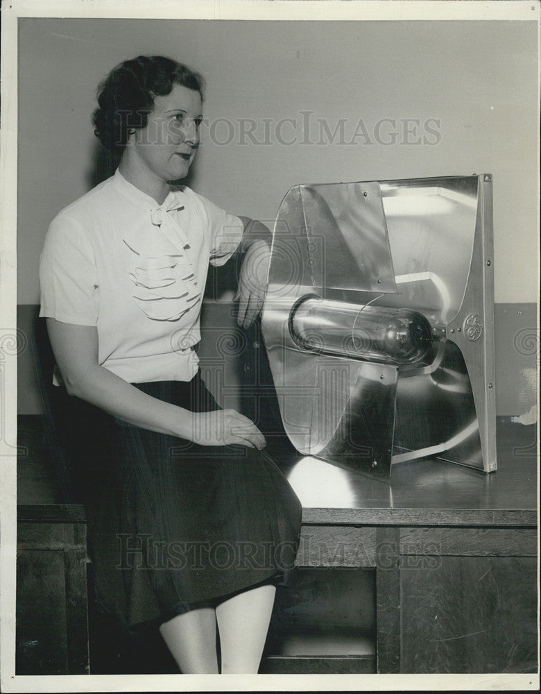 1936 Press Photo Edna Moore Sodium Vapor Light Northbrook - Historic Images