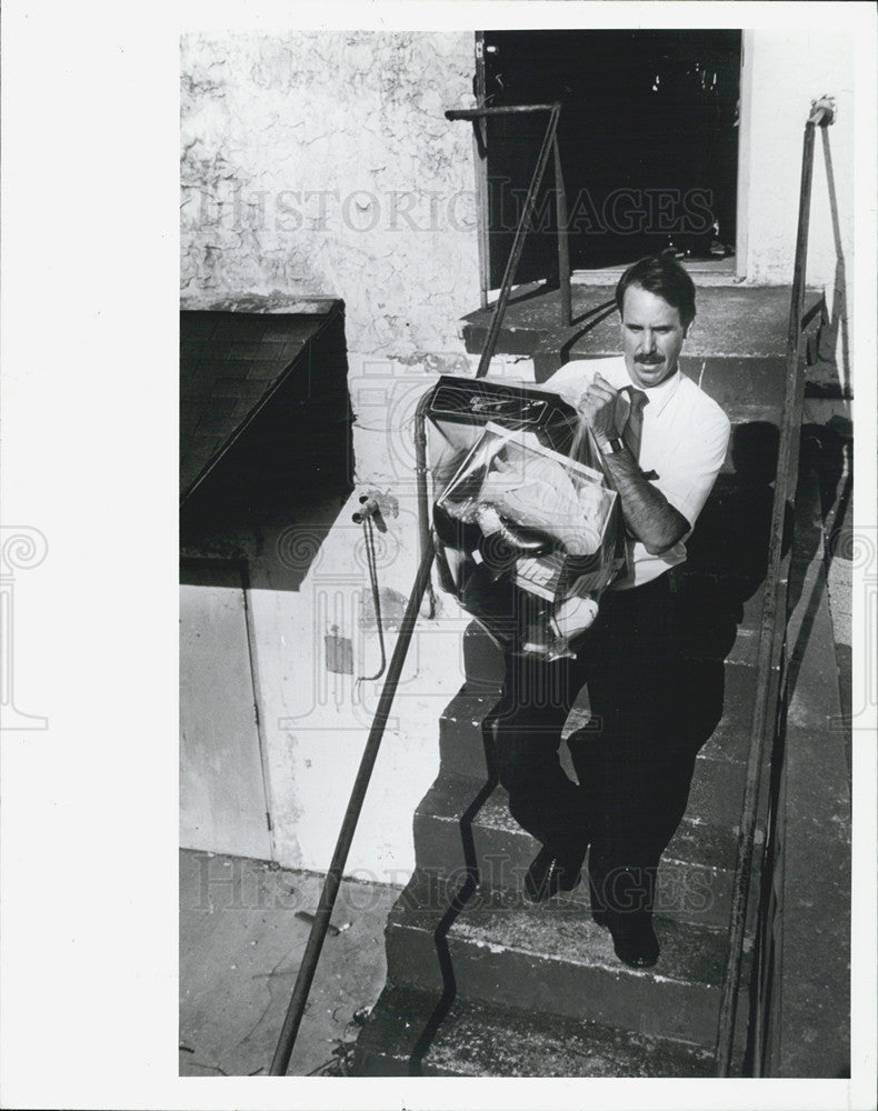 1989 Press Photo Don Hunsinger Tampa Police Detective Retrieves Stolen - Historic Images