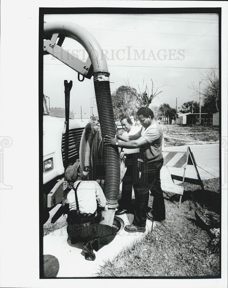 1992 Press Photo Tampa Detectives Drain Storm System Searching For Evidence - Historic Images