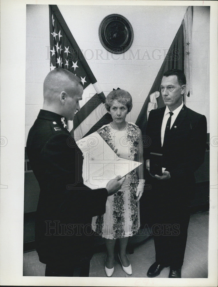 1969 Press Photo Captain Charles Cristy U.S&gt; Marine Reserves Presented Silver - Historic Images