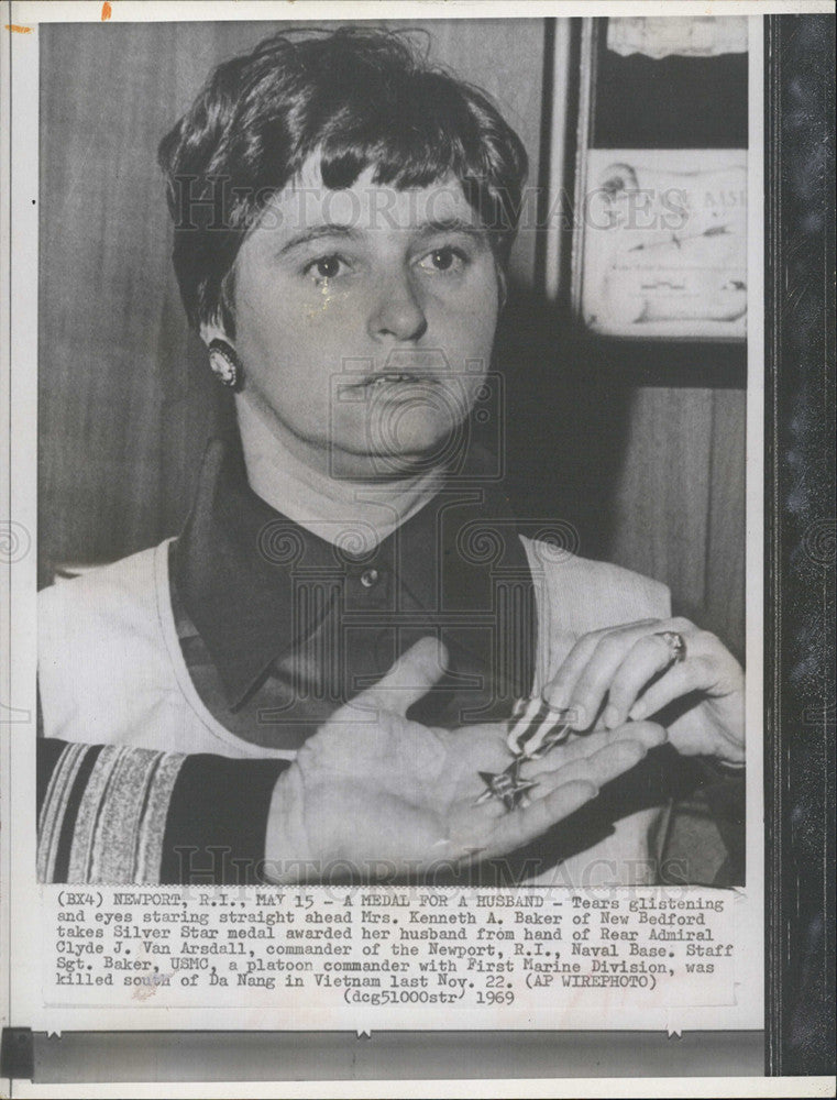 1969 Press Photo Mrs. Kenneth Baker accepts her husband&#39;s Silver Star after he w - Historic Images