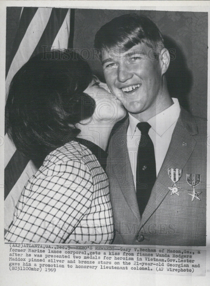 1969 Press Photo Gary V. Becham Former Marine Lance Corporal Kiss Fiance Wanda - Historic Images