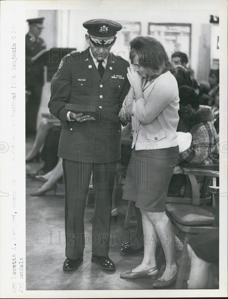 1969 Press Photo Loretta A. Lennard Received Medals of Honor for Husband - Historic Images