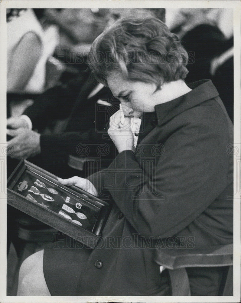 1969 Press Photo Dorothy Wyke Cries Medals Son Private First Class Bruce W. - Historic Images