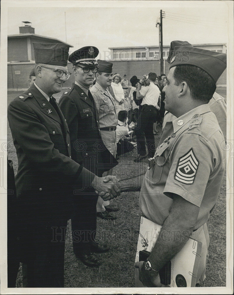 1966 Press Photo Sgt. Chris Smit receives the Silver Star - Historic Images