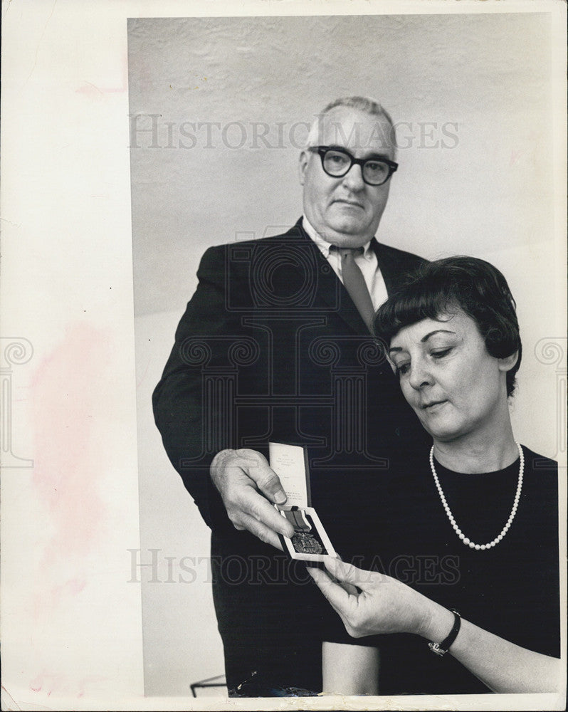 1966 Press Photo W. F. O&#39;Neill presents medal to Mrs. Kenneth G. Rounds - Historic Images