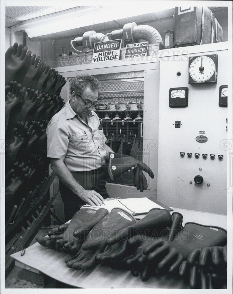 1978 Press Photo Henry Price tests and maintains rubber gloves used by linemen. - Historic Images