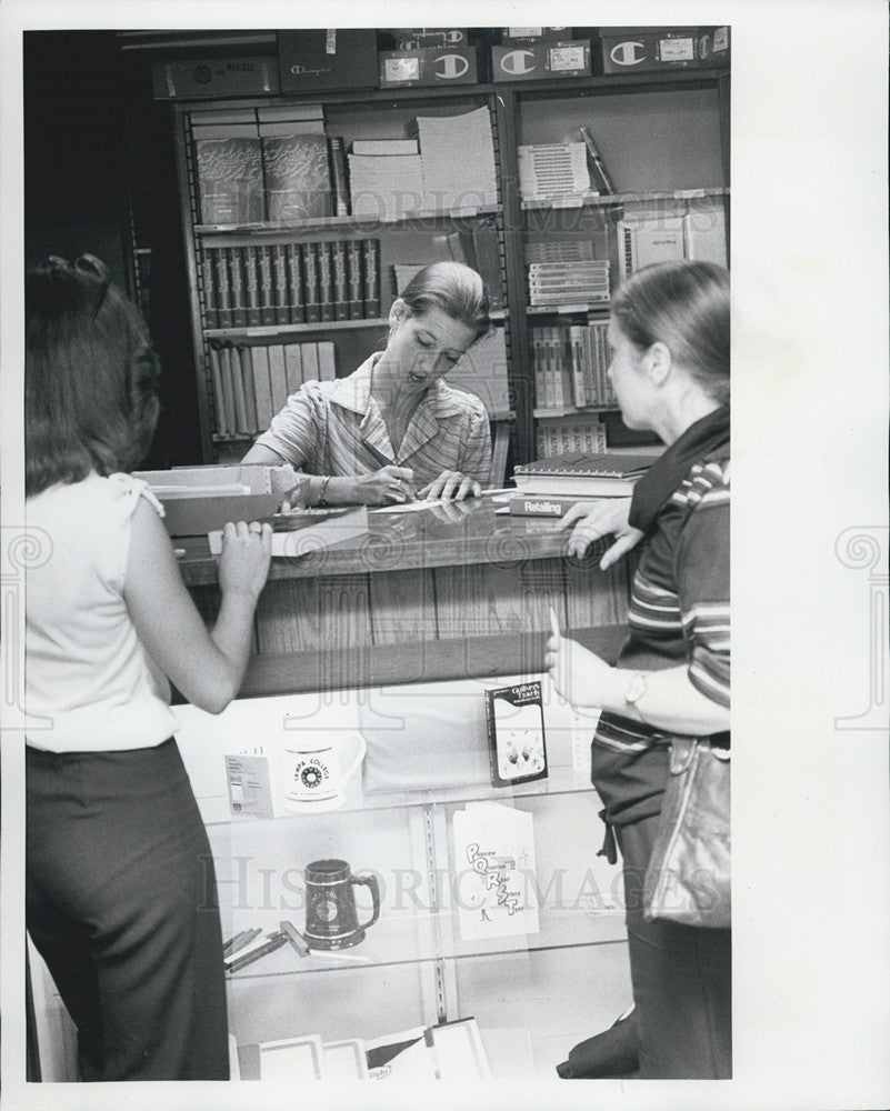 1977 Press Photo Becky Wilson waits on students in book store at Tampa Collge. - Historic Images