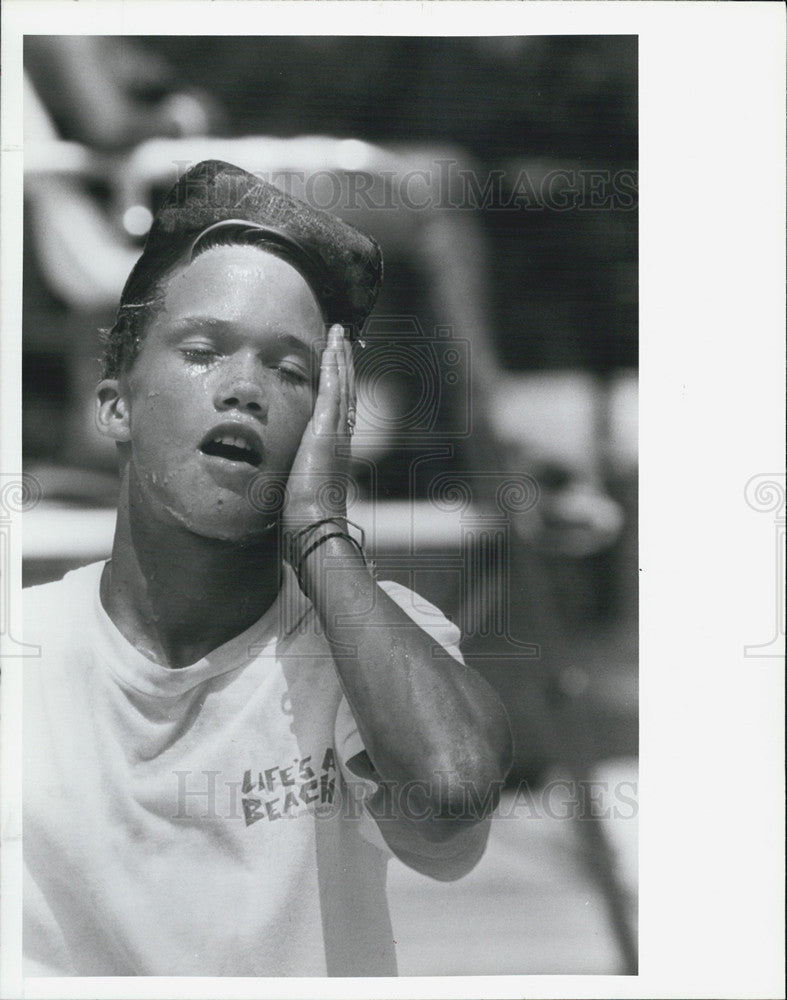 1988 Press Photo Scorching heat at the Shore Acres pool in St. Petersburg, Fl - Historic Images