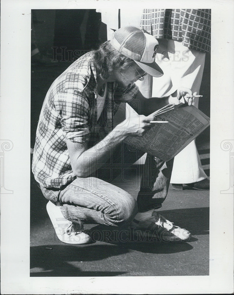 1981 Press Photo Barry Figer does homework before making bets at Tampa Bay Downs - Historic Images