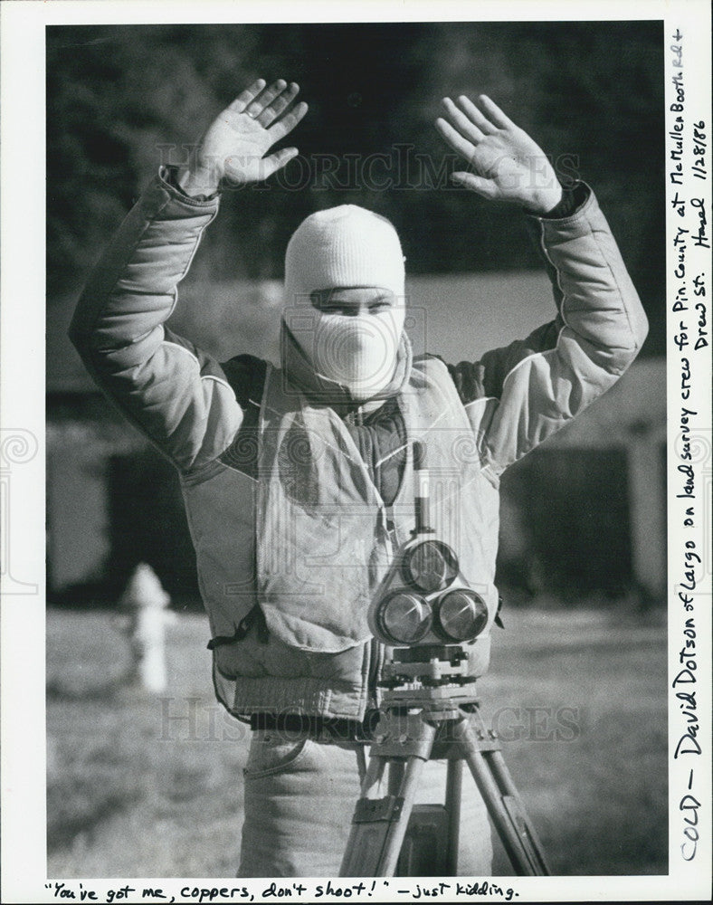 1986 Press Photo David Dotson doing a land survey in the cold winter of Florida - Historic Images