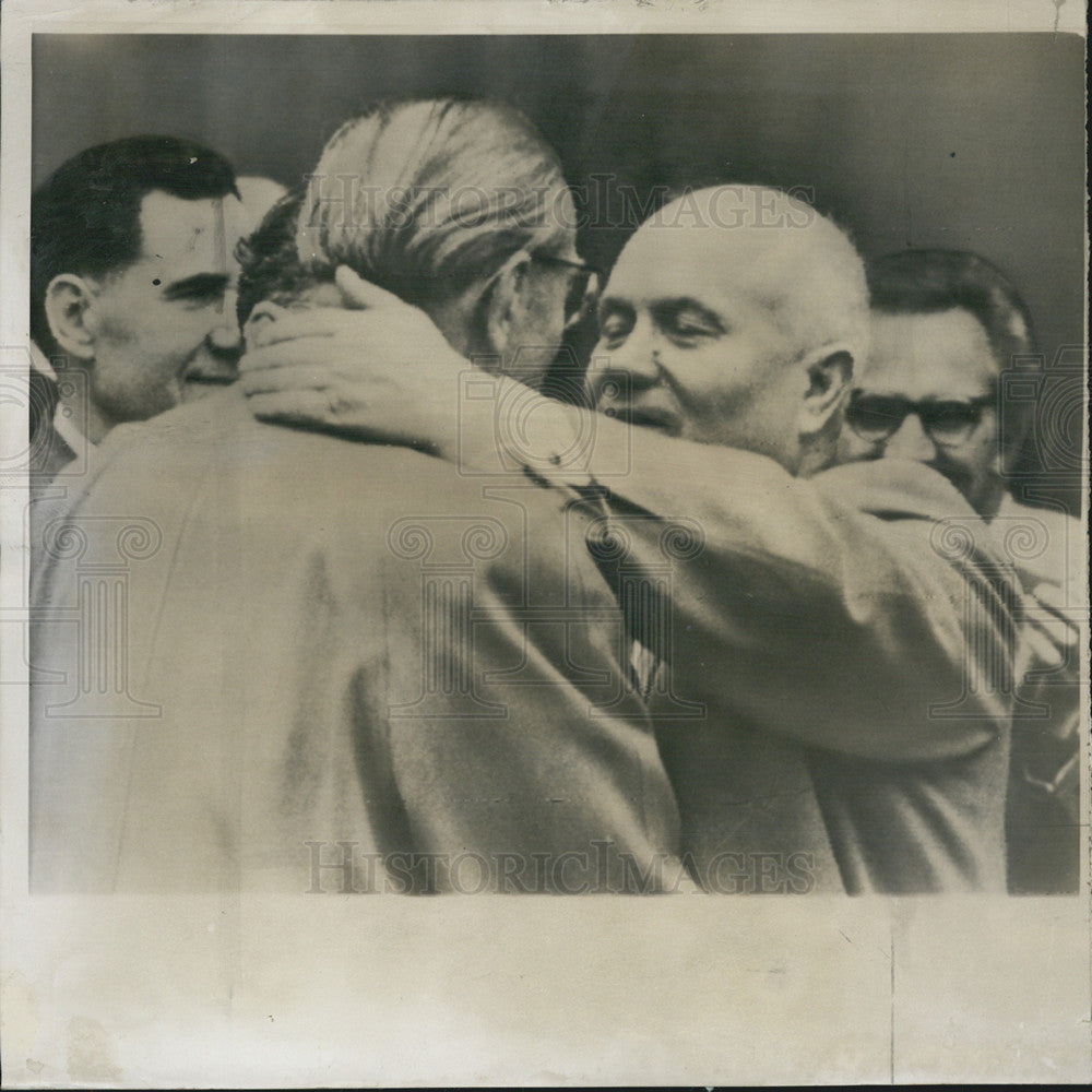 1957 Press Photo Nikita Khrushchev embraces East German Otto Grotewohl. - Historic Images