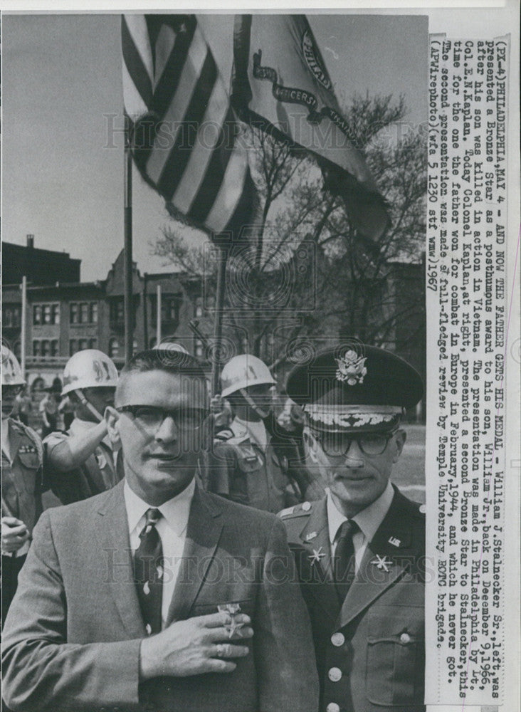 1967 Press Photo William J. Stalnecker Sr. awarded by Lt Col. E. N. Kaplan - Historic Images