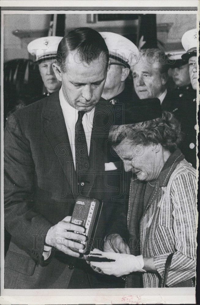 1967 Press Photo Mrs. Callie Paul receives medal for son from Robert Baldwin - Historic Images