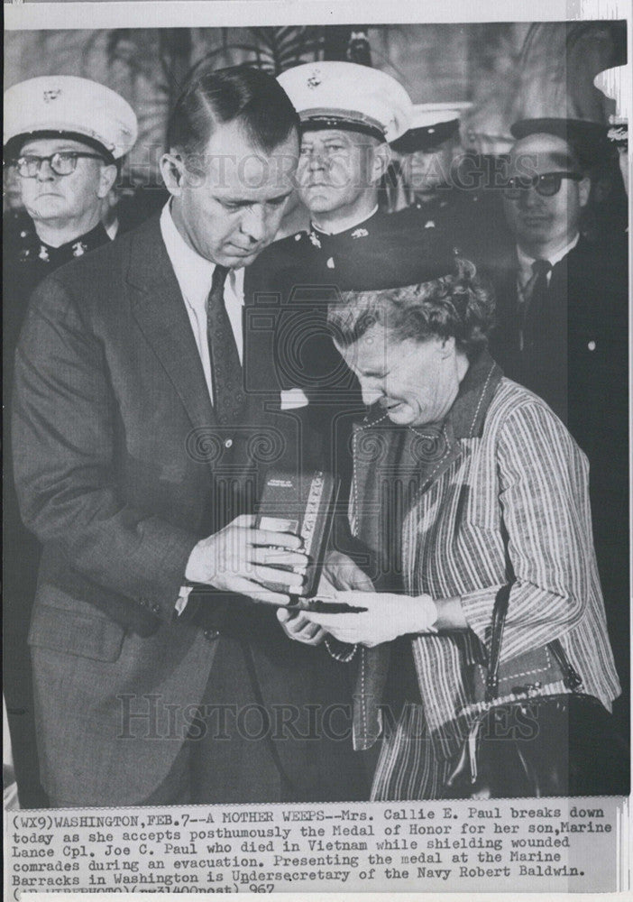 1967 Press Photo Mrs. Callie E. Paul accepts medal for son from Robert Baldwin - Historic Images