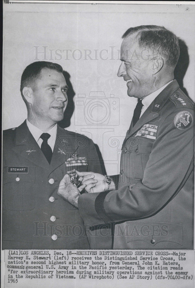 1965 Press Photo Major Harvey E. Stewart, left &amp; General John K. Eaters. - Historic Images