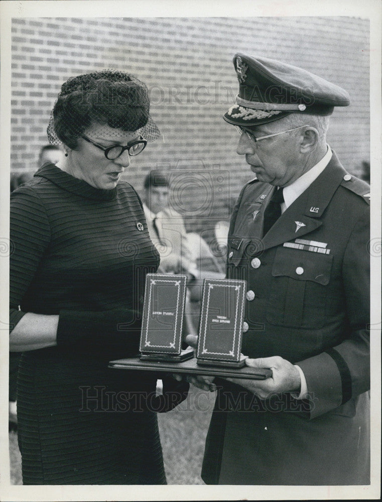 1968 Press Photo Margaret Aldridge received bronze star medal for son. - Historic Images