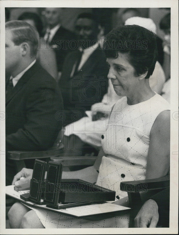 1968 Press Photo Norma C. Schneider receives posthumous award for Sgt. John - Historic Images