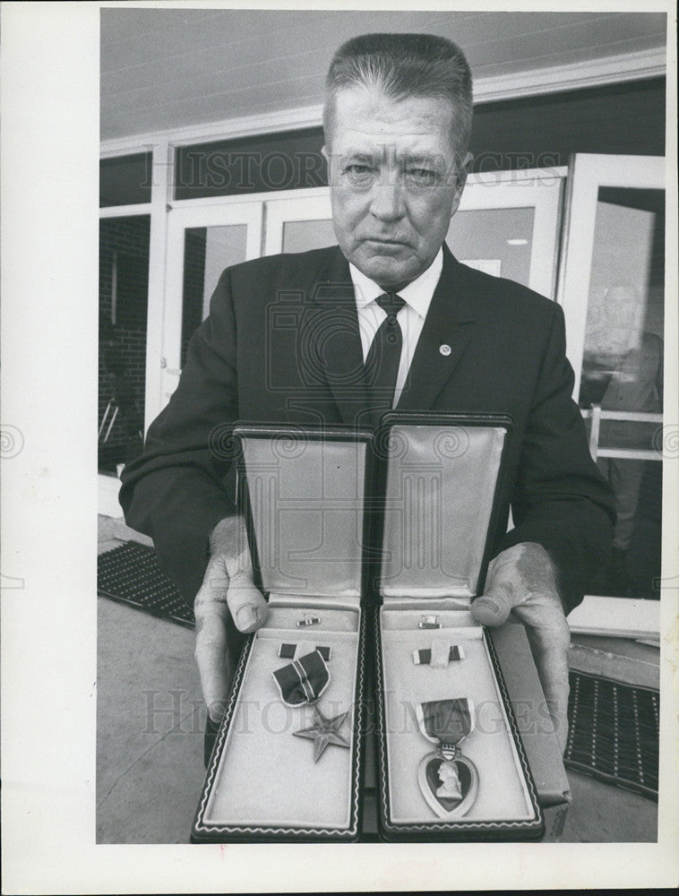 1968 Press Photo Military awards. - Historic Images