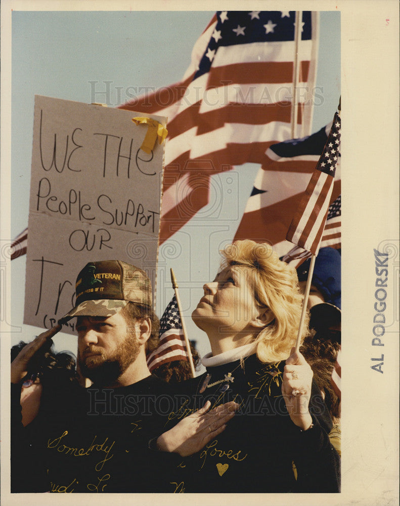 1991 Press Photo Bill Schlaiss Sandy Hanover Son Marine Operation Desert Storm - Historic Images