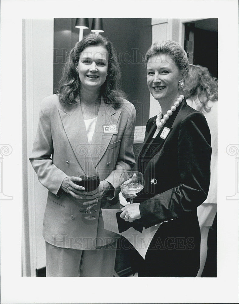 1992 Press Photo Evelyn Bell and Libby Horn at Ann Grays birthday party - Historic Images